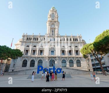 La Câmara Municipal (Hôtel de ville) au bout de l'Avenida dos Aliados (Avenue des alliés). Les touristes prennent des photos devant le grand panneau bleu Porto. Banque D'Images