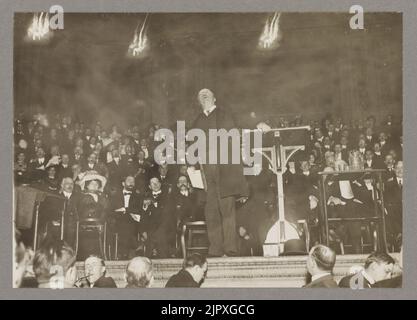 Theodore Roosevelt, portrait en pied, debout, face à l'avant, parlant au Carnegie Hall Banque D'Images