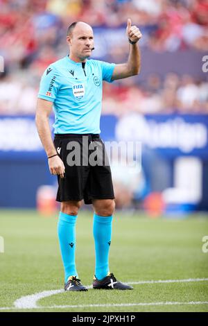 PAMPELUNE, ESPAGNE - AOÛT 20 : Matheu Lahoz réagit lors du match de la Liga Santander entre CA Osasuna et Cadix CF sur 20 août 2022 à El Sadar à Bilbao, Espagne. Credit: Ricardo Larreina/AFLO/Alay Live News Banque D'Images