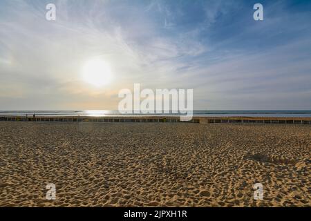 Coucher de soleil sur la plage de Chipiona en Andalousie. Banque D'Images