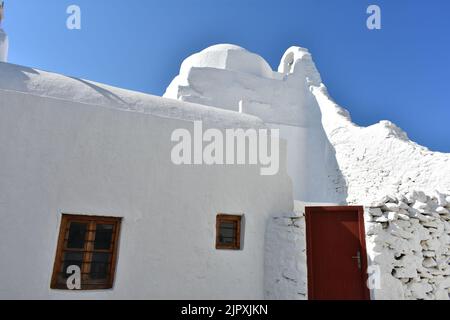 L'église blanche de Panagia Paraportiani est située dans le quartier de Kastro, dans la ville de Chora, sur l'île grecque de Mykonos. Banque D'Images