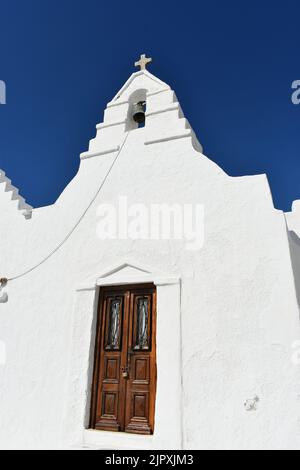 L'église blanche de Panagia Paraportiani est située dans le quartier de Kastro, dans la ville de Chora, sur l'île grecque de Mykonos. Banque D'Images