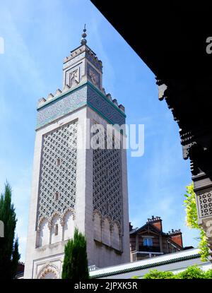 Vue sur le Minaret de la Grande Mosquée sur le ciel bleu de Paris Banque D'Images