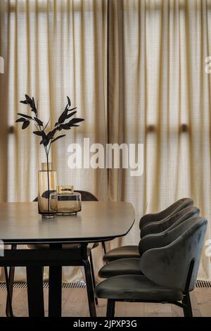 Vases en verre pour la décoration d'intérieur avec plantes sur la table dans un intérieur moderne Banque D'Images