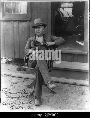 Thomas Alva Edison, 1847-1931, portrait en pied, assis dans fauteuil pivotant à l'extérieur du bureau, orienté vers la gauche Banque D'Images