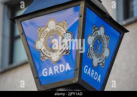 Un panneau de lampe devant la gare de Garda, Cork City. Irlande Banque D'Images