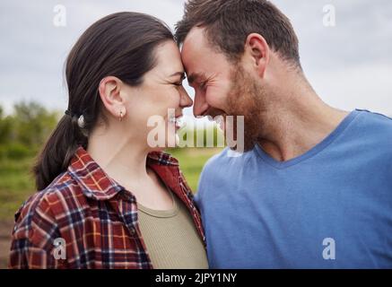 Couple mûr heureux liant, riant et ayant un moment romantique, intime à l'extérieur ensemble. Mari et femme souriants montrant de l'affection, embrassant Banque D'Images