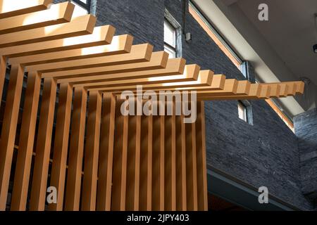 Décoration intérieure en bois au plafond et dans les colonnes Banque D'Images