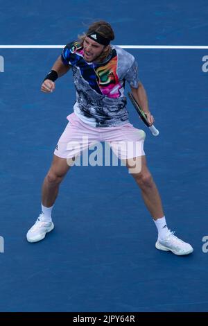 Mason, Ohio, États-Unis. 19th août 2022. Stefanos Tsitsipas célèbre sa victoire contre John Isner lors du tournoi de tennis Western and Southern Open. (Image de crédit : © Wally Nell/ZUMA Press Wire) Banque D'Images