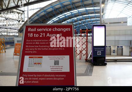 (220821) -- LONDRES, le 21 août 2022 (Xinhua) -- Un avis de grève est vu à la gare de Waterloo, à Londres, en Grande-Bretagne, le 20 août 2022. Cet été, alors que de nombreux Britanniques optaient pour une escapade et que les centres de transport à travers le Royaume-Uni étaient déjà sous pression, une autre série de grèves a jeté les transports publics dans le chaos cette semaine. Plus de 50 000 travailleurs des réseaux de chemin de fer, de métro et d'autobus ont été en grève sur les salaires et les conditions de travail de jeudi jusqu'au week-end. Il est conseillé aux passagers de voyager uniquement en train si nécessaire. POUR ALLER AVEC « fonction : les plans de voyage ont été interrompus dans Banque D'Images