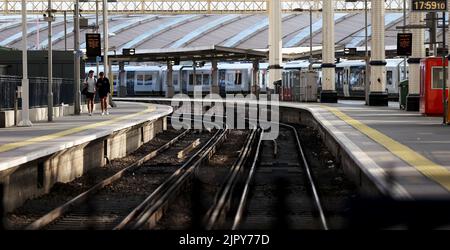 (220821) -- LONDRES, le 21 août 2022 (Xinhua) -- les gens se promène à côté des chemins de fer de la gare de Waterloo, à Londres, en Grande-Bretagne, le 20 août 2022. Cet été, alors que de nombreux Britanniques optaient pour une escapade et que les centres de transport à travers le Royaume-Uni étaient déjà sous pression, une autre série de grèves a jeté les transports publics dans le chaos cette semaine. Plus de 50 000 travailleurs des réseaux de chemin de fer, de métro et d'autobus ont été en grève sur les salaires et les conditions de travail de jeudi jusqu'au week-end. Il est conseillé aux passagers de voyager uniquement en train si nécessaire. POUR ALLER AVEC « Feature: Travel plans disrup Banque D'Images