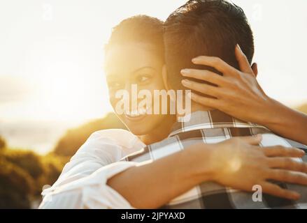 Je l'aime tellement. Un couple aimant passe la journée sur la plage. Banque D'Images