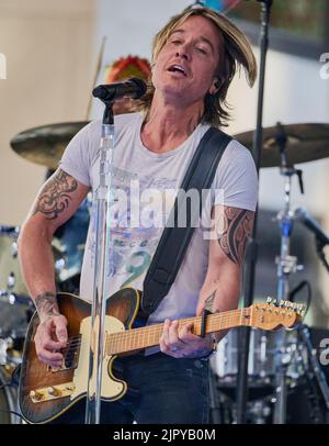 NEW YORK, NY, États-Unis - 30 JUIN 2022 : Keith Urban se produit sur la série de concerts « Today » Show de NBC à Rockefeller Plaza. Banque D'Images