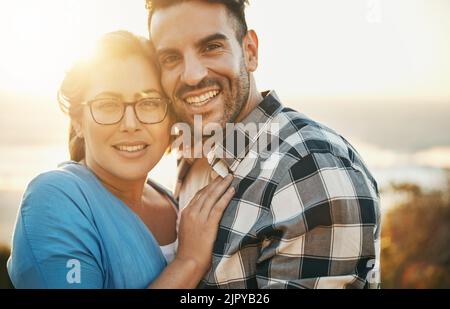 L'amour est tout. Un couple aimant passant la journée sur la plage. Banque D'Images