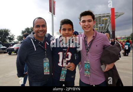 Trois fans avec des billets pour le Super Bowl LI Banque D'Images