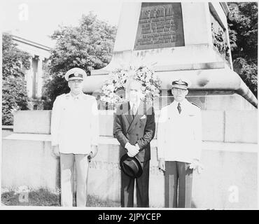 Trois hommes, probablement des responsables latino-américains, debout devant une statue équestre de José de San Martin... Banque D'Images