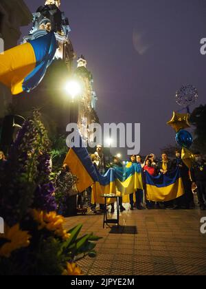 Lima, Pérou. 20th août 2022. Groupe d'Ukrainiens portant le drapeau dans le cadre de la manifestation de la communauté ukrainienne résidant au Pérou dans le cadre des activités pour le 31st anniversaire de la journée de l'indépendance de l'Ukraine. Credit: Agence de presse Fotoholica/Alamy Live News Banque D'Images