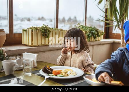 petite fille asiatique mignonne prenant le petit déjeuner le matin Banque D'Images