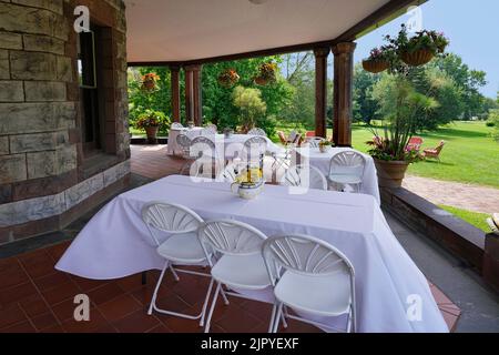 Tables recouvertes de nappes blanches sur le patio extérieur Banque D'Images
