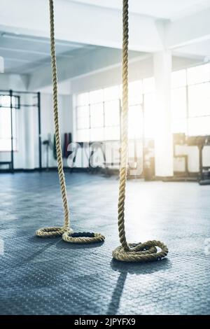 L'endroit idéal pour faire de l'exercice. Des cordes d'escalade à la salle de gym. Banque D'Images