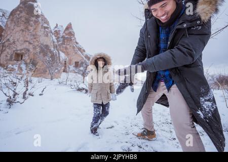 fille père combattant un match de boule de neige en cappadoce Banque D'Images