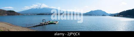 Vue panoramique sur le lac Kawaguchi. Mont Fuji ( Mt. Fuji ) sur le ciel bleu. Ville Fujikawaguchiko, préfecture de Yamanashi, Japon Banque D'Images