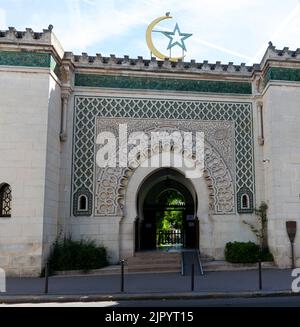 Entrée avec l'étoile et le croissant au sommet de la Grande Mosquée de Paris pleine de magnifiques mosaïques Banque D'Images