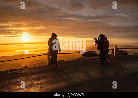 Touristes regardant le lever du soleil depuis le sommet de kunanyi/Mt Wellington à Hobart, Tasmanie (altitude 1271 mètres au-dessus du niveau de la mer) Banque D'Images