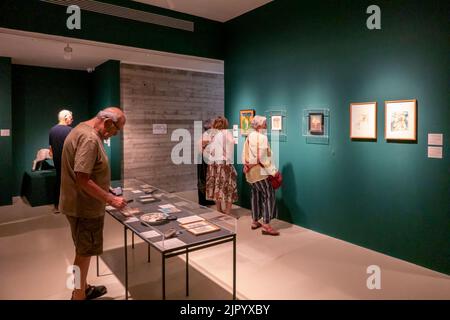 Les visiteurs peuvent admirer les œuvres de l'artiste israélien Batia Apollo, intitulé « derrière la porte fermée », exposées au musée d'art contemporain Herzliya dans la ville d'Herzliya, dans le centre d'Israël Banque D'Images