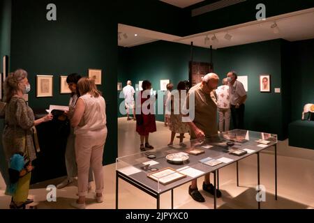 Les visiteurs peuvent admirer les œuvres de l'artiste israélien Batia Apollo, intitulé « derrière la porte fermée », exposées au musée d'art contemporain Herzliya dans la ville d'Herzliya, dans le centre d'Israël Banque D'Images