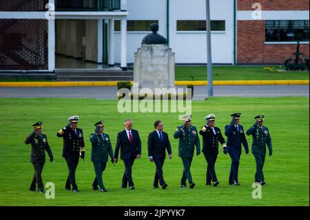 (De gauche à droite) le directeur de la police de Colombie, Genral Henry Sanabria, le vice-amiral de la marine de Colombie, Francisco Hernando Cubides, le général commandant de l'armée de Colombie, Luis Mauricio Ospina, le ministre de la Défense, Ivan Velasquez, le président colombien, Gustavo Petro, le commandant général des forces armées de Colombie, le général Helder Fernan Giraldo, Chef du vice-amiral José Joaquin Amezquita, commandant de l'armée de l'air de Colombie, le général Luis Carlos Cordoba, et l'école militaire de cadets de Colombie, José Maria Cordova, colonel Edie Fernando Orozco, lors de la cérémonie d'assermentation du ministre colombien Banque D'Images