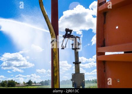 Irrigation d'un champ de tournesol dans la commune de Negrepelisse en 82. France, Tarn-et-Garonne, sur 17 août 2022. La France est confrontée à ce que le gouvernement a averti de sa pire sécheresse jamais enregistrée. Certains agriculteurs français ont commencé à observer une baisse de production, notamment pour le soja, le tournesol et le maïs. Les restrictions en vigueur en matière d'eau vont de l'interdiction d'irrigation de jour à la limitation de l'utilisation de l'eau aux personnes, au bétail et au maintien en vie des espèces aquatiques. Photo de Patricia Huchot-Boissier/ABACAPRESS.COM Banque D'Images