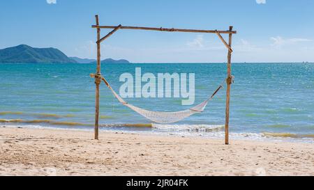 Hamac sur la plage de Ban Amphur Beach Pattaya Thaïlande, une plage avec de beaux palmiers et un océan bleu à Pattaya Thaïlande Banque D'Images