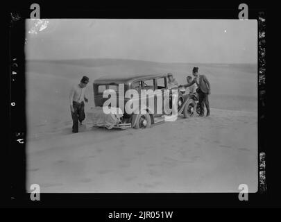 Au Sinaï en voiture. Location coincé au milieu d'une dune de sable. Sable de l'autre côté de la route Banque D'Images