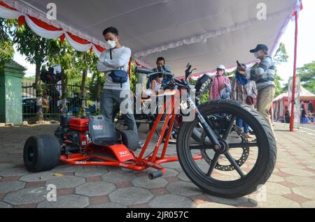 Malang, East Java, Indonésie. 11th août 2022. Un certain nombre de motocyclettes modifiées ont été exposées au Festival de l'indépendance indonésienne de 77th à Rampal Field, dans la ville de Malang. (Image de crédit : © Moch Farabi Wardana/Pacific Press via ZUMA Press Wire) Banque D'Images