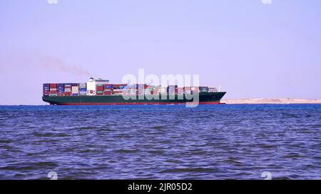 CHARM EL-CHEIKH, ÉGYPTE - 5 AVRIL 2018 : la mer Rouge, un gros cargo navigue sur la mer. Photo de haute qualité Banque D'Images