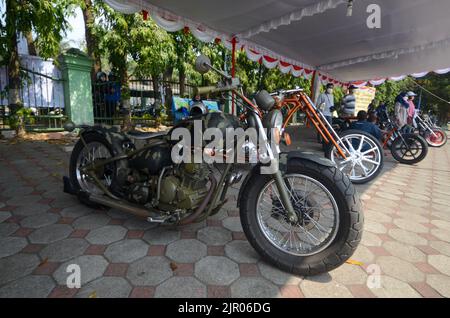 Malang, East Java, Indonésie. 11th août 2022. Un certain nombre de motocyclettes modifiées ont été exposées au Festival de l'indépendance indonésienne de 77th à Rampal Field, dans la ville de Malang. (Image de crédit : © Moch Farabi Wardana/Pacific Press via ZUMA Press Wire) Banque D'Images