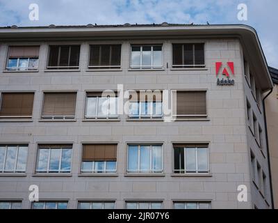 Bâle, Suisse - 4 juillet 2022 : logo Adobe sur le côté du bâtiment. Adobe Inc. Est une société multinationale américaine de logiciels informatiques dont le siège social se trouve à San Jose. Banque D'Images