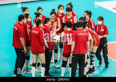 Pasig City, Philippines. 21st août 2022. L'entraîneur Kuang Qi de Chine donne aux joueurs pendant la piscine Un match entre la Chine et la Corée du Sud à la coupe 2022 AVC (Confédération asiatique de volley-ball) pour les femmes à Pasig City, les Philippines, le 21 août 2022. Crédit: Rouelle Umali/Xinhua/Alamy Live News Banque D'Images