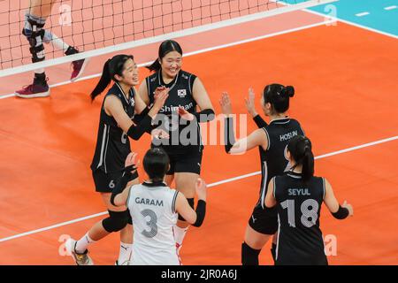 Pasig City, Philippines. 21st août 2022. Les joueurs de la Corée du Sud célèbrent le pointage pendant le Pool Un match entre la Chine et la Corée du Sud à la coupe AVC 2022 (Confédération asiatique de volley-ball) pour les femmes à Pasig City, les Philippines, le 21 août 2022. Crédit: Rouelle Umali/Xinhua/Alamy Live News Banque D'Images