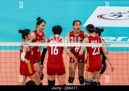 Pasig City, Philippines. 21st août 2022. Les joueurs de Chine célèbrent le pointage pendant le Pool Un match entre la Chine et la Corée du Sud à la coupe AVC 2022 (Confédération asiatique de volley-ball) pour les femmes à Pasig City, les Philippines, le 21 août 2022. Crédit: Rouelle Umali/Xinhua/Alamy Live News Banque D'Images