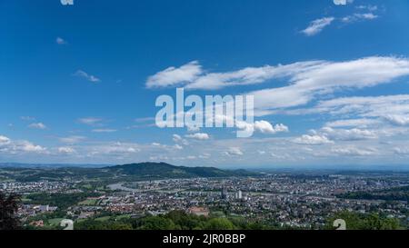 Ciel bleu pittoresque au-dessus de la ville de Linz et de Postlingberg sur la rive gauche du Danube, en Autriche Banque D'Images