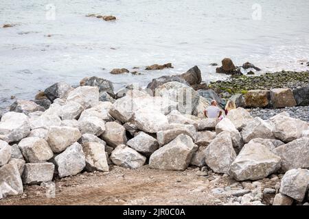 La défense de la mer se trouve à Coverack, en Cornouailles, au Royaume-Uni Banque D'Images