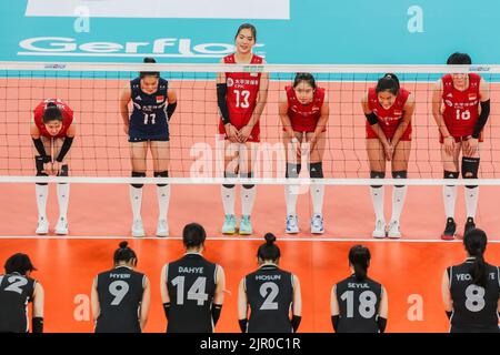 Pasig City, Philippines. 21st août 2022. Les joueurs de Chine (en haut) saluent les joueurs de Corée du Sud après leur match de billard A à la coupe des femmes AVC (Confédération asiatique de volley-ball) 2022 à Pasig City, les Philippines, le 21 août 2022. Crédit: Rouelle Umali/Xinhua/Alamy Live News Banque D'Images