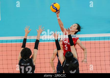 Pasig City, Philippines. 21st août 2022. Wang Yifan (en haut) de la Chine pointe le ballon pendant la piscine Un match entre la Chine et la Corée du Sud à la coupe AVC 2022 (Confédération asiatique de volley-ball) pour les femmes à Pasig City, les Philippines, le 21 août 2022. Crédit: Rouelle Umali/Xinhua/Alamy Live News Banque D'Images