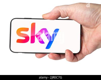 Cardiff Mid glamorgan Wales UK 20 août 2022 personne tenant un téléphone mobile avec le logo de Sky Television et des services numériques sur un écran de téléphone cellulaire Banque D'Images