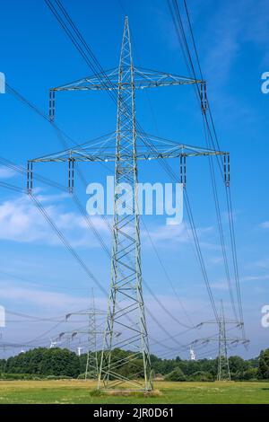 Un pylône électrique devant un ciel bleu vu en Allemagne Banque D'Images