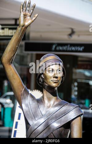 Une sculpture « Une vague dans le temps » sur Emerson Street à Napier, une ville côtière sur Hawkes Bay sur l'île du Nord en Nouvelle-Zélande. La statue est modelée sur mis Banque D'Images