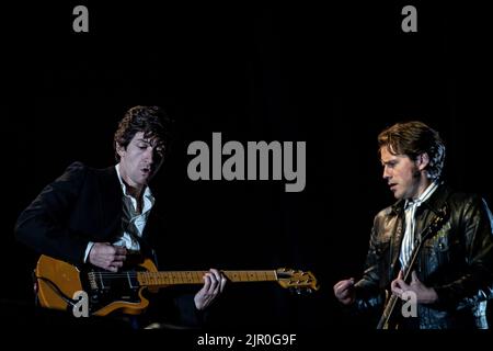 2022-08-20 22:40:00 BIDDINGHUIZEN - le groupe de rock anglais Arctic Monkeys avec le chanteur et guitariste de gauche Alex Turner et le guitariste Jamie Cook se interpréteront pendant le deuxième jour du festival de musique de trois jours Un vol de camping à Lowlands Paradise. ANP PAUL BERGEN pays-bas - belgique Banque D'Images