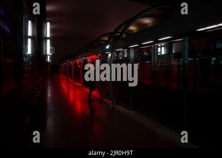 Paris, France - juillet 14 : intérieur de la Bibliothèque François Mitterrand Paris Métro Rouge illuminé sur 14 juillet 2022 Banque D'Images